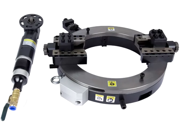 La máquina cortadora y biseladora de tubos con montaje en diámetro exterior Csf8 de 3 a 8 pulgadas (DN80 a 230 mm) se basa en una máquina herramienta giratoria de montaje en diámetro exterior de estilo anillo dividido (almeja), diseñada para cortar en frío y biselar.